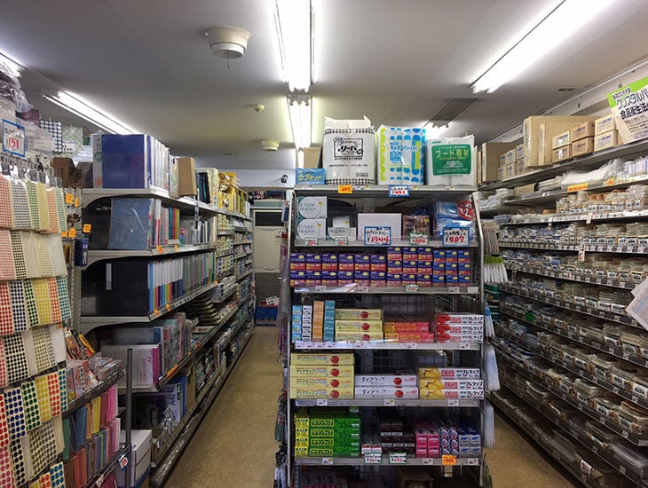 ポリ袋等の包装用品、使い捨て食品容器、日用品、文房具等を揃えています。地域の学校や町会のバザー、お祭りにご利用下さい。店頭に無い商品はすぐにお取り寄せします。江東区唯一のお店としてガンバッテます。皆様のご来店御待ちしております。