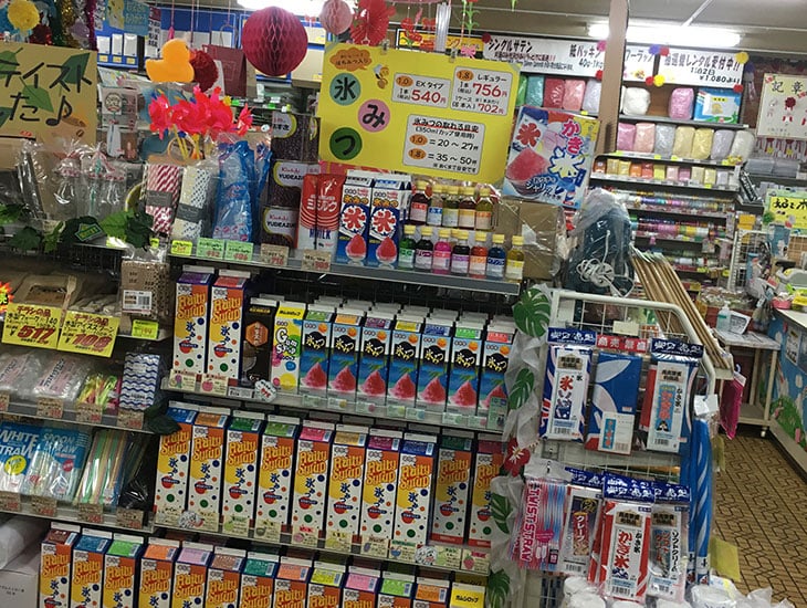 国道403号線沿いの三条市寄りにマルサンはあります。そこで幟やビニール幕、一文字POPなどでアピールしています。店内では季節や行事に合わせた商品やラッピング用品、生活雑貨などたくさんそろっていて楽しいお店です。ぜひ御来店ください。
