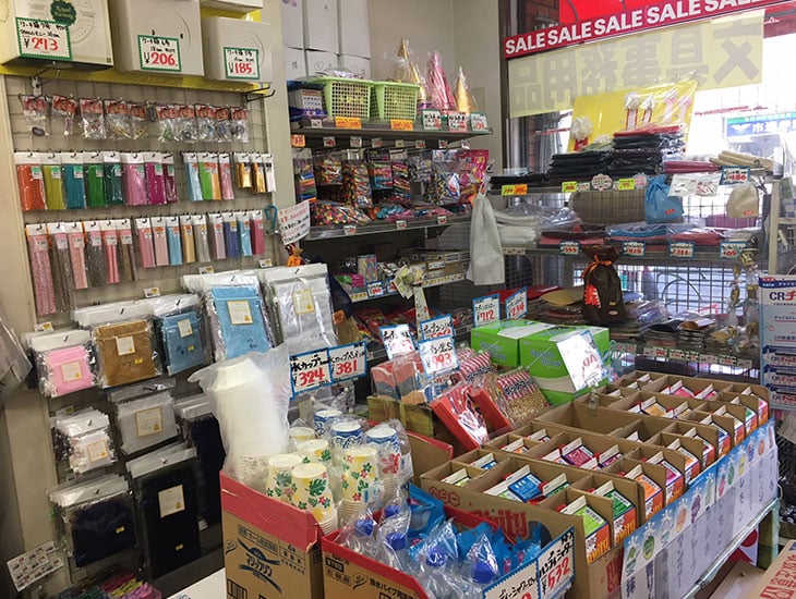 ポリ袋等の包装用品、使い捨て食品容器、日用品、文房具等を揃えています。地域の学校や町会のバザー、お祭りにご利用下さい。店頭に無い商品はすぐにお取り寄せします。江東区唯一のお店としてガンバッテます。皆様のご来店御待ちしております。