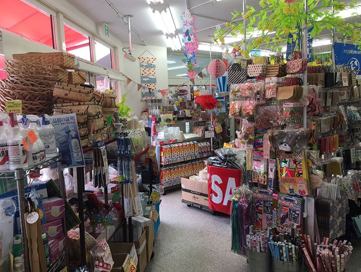 当店のお勧めは紙袋。専門店ならではの品揃えで皆様のご希望に添える品揃えを展開しています。また　探してもなかなかない本物の国産和紙を取り扱っています。何と2枚単位で御希望の柄を取り揃えています。是非一度当店にお立ちより下さい。