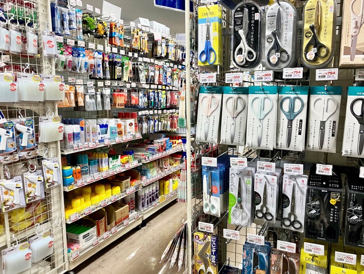 大阪の中心地、せんば心斎橋筋商店街にラッピング用品はもちろん、<br>飲食店や町内会のイベントに使用される紙コップや弁当容器、割箸。<br>文具や事務用品、雑貨など57000アイテム以上幅広く取り揃えております。<br>業者の方から個人のお客様までお得にご利用いただけます。