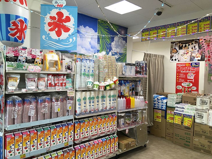 食品包装資材、ポリ袋を中心に文具、製菓資材、包装用品等約12000アイテムを3フロアにて取り揃えております。また、商品に関するご要望やご予算に合った商品の提案もさせて頂きますのでお気軽にスタッフへお声をお掛け下さい。