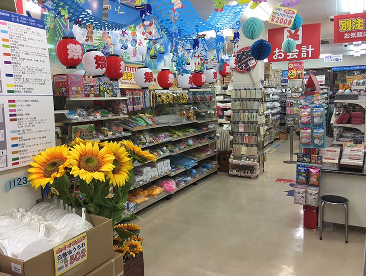 ラッピング用品、食品包装資材、文具、雑貨、造花、プリザーブドフラワー等、約2万3千アイテムの品揃え！！そしてそれらが卸価格で購入できてしまいます！！(一部商品を除く)ラッピング用品からオフィス用品、ノベルティ、子供会の景品等、困ったらぜひ一度当店へご相談ください。