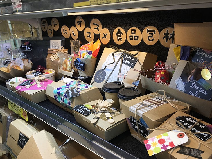 ラッピング用品ならあそこに行けば全て揃う！そんなお店を目指しています。季節感の感じることのできる雰囲気で、業者の方から一般の方まで満足して頂けるような豊富な品揃えにて皆様の御来店を心よりお待ちしております。持ち込みラッピング承ります。詳しくは係員まで！