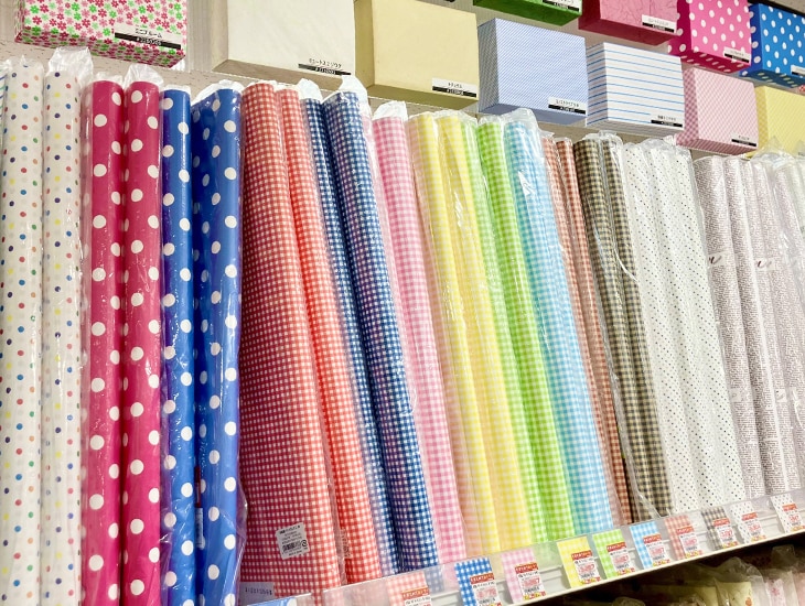 大阪の中心地、せんば心斎橋筋商店街にラッピング用品はもちろん、<br>飲食店や町内会のイベントに使用される紙コップや弁当容器、割箸。<br>文具や事務用品、雑貨など57000アイテム以上幅広く取り揃えております。<br>業者の方から個人のお客様までお得にご利用いただけます。