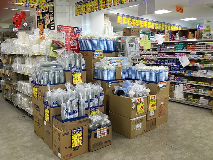 食品包装資材、ポリ袋を中心に文具、製菓資材、包装用品等約12000アイテムを3フロアにて取り揃えております。また、商品に関するご要望やご予算に合った商品の提案もさせて頂きますのでお気軽にスタッフへお声をお掛け下さい。