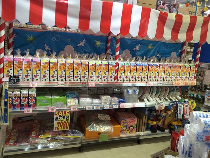 当店ではお客様のご希望に沿った商品をご提案出来ますよう、心掛けております。種類豊富な紙袋は随時新柄や新商品が入荷します。包装紙、リボンも自慢の品揃え！その他にも食品容器、製菓材料も多数取り揃えております。皆様のご来店お待ちしております。