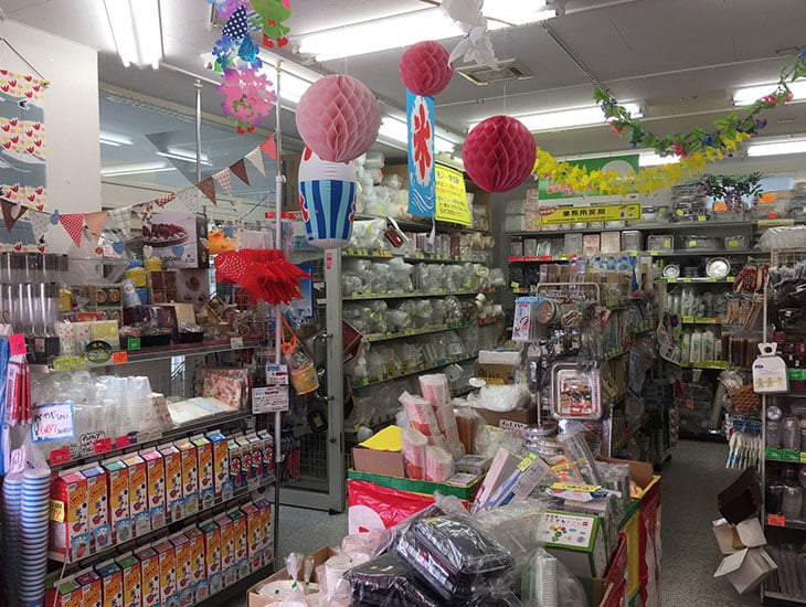 当店のお勧めは紙袋。専門店ならではの品揃えで皆様のご希望に添える品揃えを展開しています。また　探してもなかなかない本物の国産和紙を取り扱っています。何と2枚単位で御希望の柄を取り揃えています。是非一度当店にお立ちより下さい。