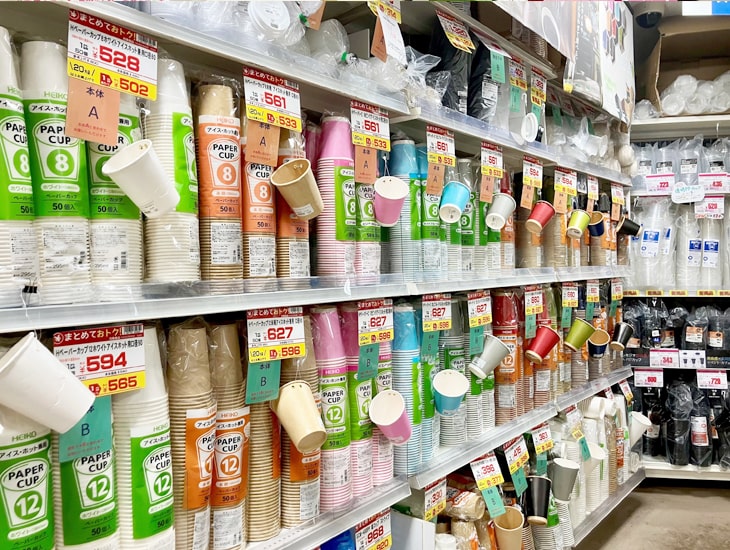 大阪の中心地、せんば心斎橋筋商店街にラッピング用品はもちろん、<br>飲食店や町内会のイベントに使用される紙コップや弁当容器、割箸。<br>文具や事務用品、雑貨など57000アイテム以上幅広く取り揃えております。<br>業者の方から個人のお客様までお得にご利用いただけます。