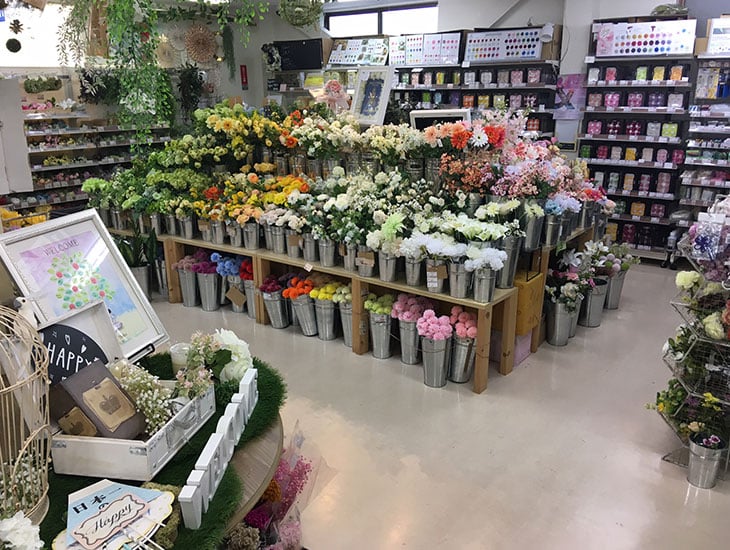 ラッピング用品、食品包装資材、文具、雑貨、造花、プリザーブドフラワー等、約2万3千アイテムの品揃え！！そしてそれらが卸価格で購入できてしまいます！！(一部商品を除く)ラッピング用品からオフィス用品、ノベルティ、子供会の景品等、困ったらぜひ一度当店へご相談ください。