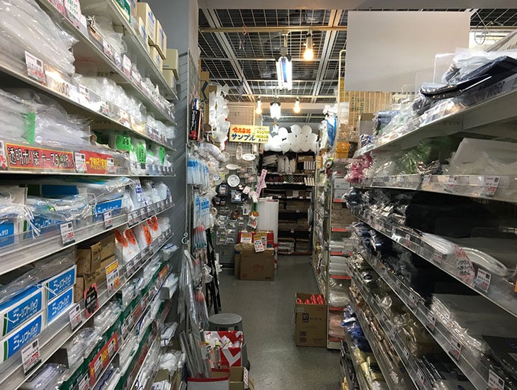 パッケージプラザ中野店では、飲食店のお客様向けに食品包材（割箸・箸袋・紙おしぼり・紙コップ・ラップ類）やテイクアウト容器（弁当容器・食品容器・食品包材）、お店をされているお客様向けに紙袋・包装紙・リボン・箱などの包装資材・商店用品。通販をされているお客様向けに、梱包資材などを販売しております！<br>一般のお客様もご購入できますので、自治会・学校イベントで商品をお探しの際は、ぜひご来店下さいませ。